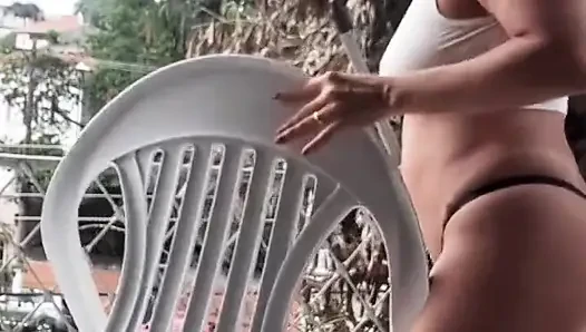 Dai Belan und ich, fast nackt, wie wir den Balkon der Wohnung waschen und die Nachbarn beobachteten uns