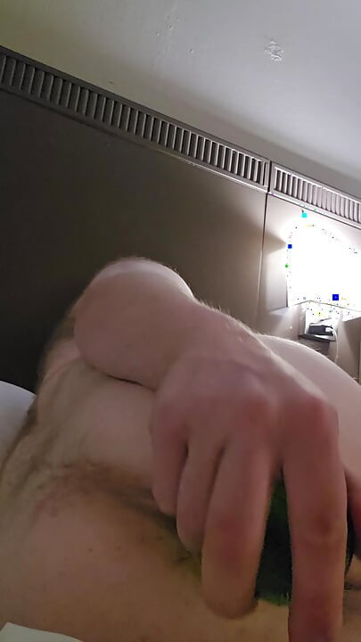 Fodendo minha bunda com uma garrafa de cerveja em um hotel