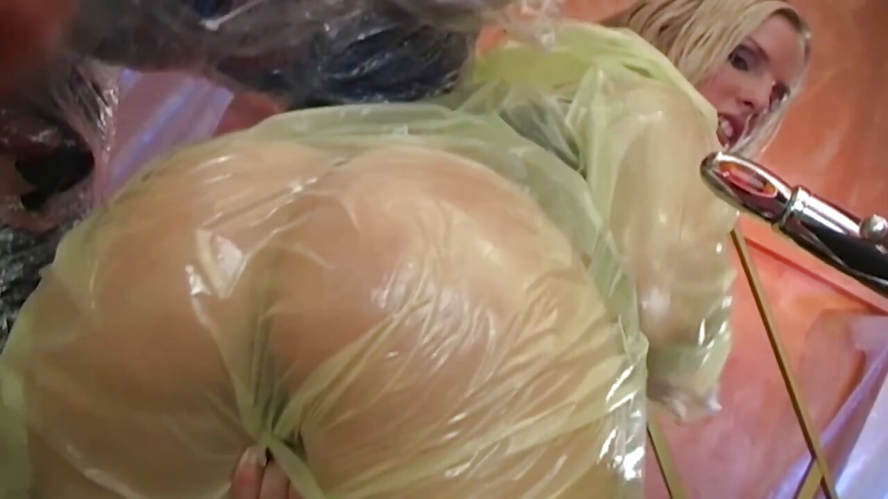 穿着雨衣的金发熟女吮吸包裹塑料的鸡巴