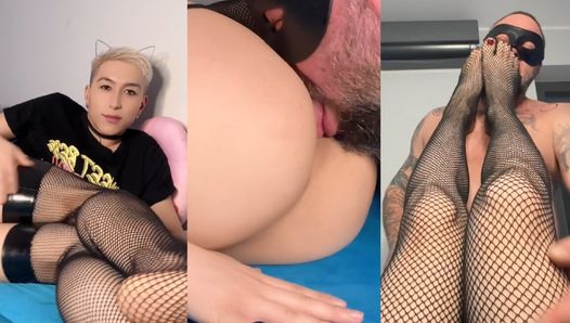 Attooed big daddy bear comiendo boipussy femboys, mamada y fetiche de pies en medias de red