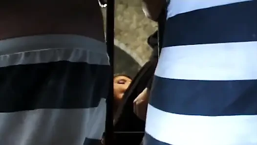 Kejar-kejaran fetish liar tante rambut cokelat dengan kostum cowok berkostum