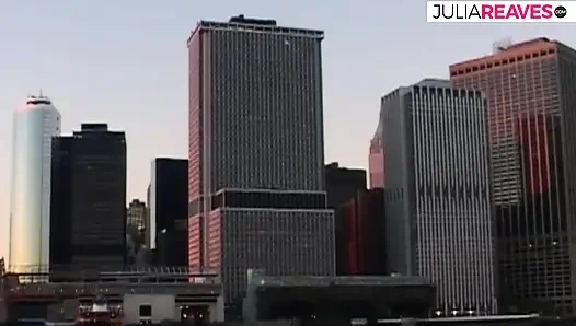 Cewek lesbian saling ngentot pakai dildo setelah ciuman mesra