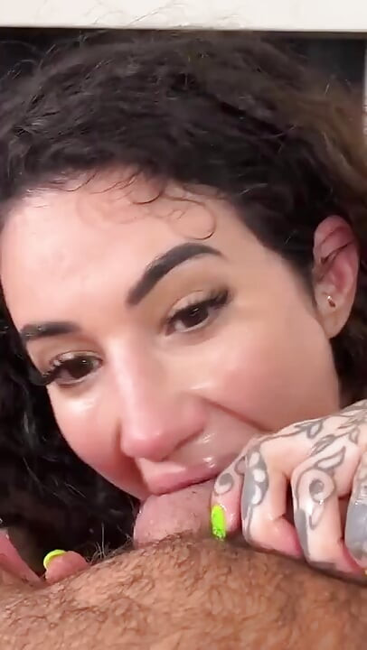 Arabelle Raphael ama las preñadas anales y la chupada de culo !!