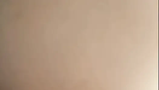 Cuckold yang meniduri istrinya ke orang lain.