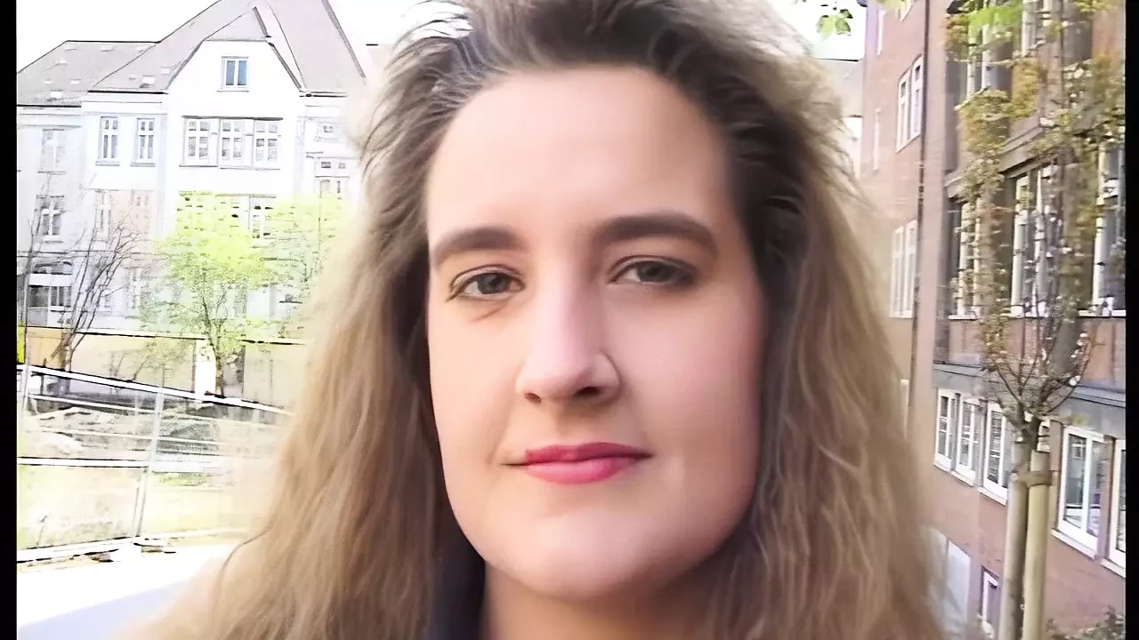 Zgodna studentkinja se igra sa svojim šarmom