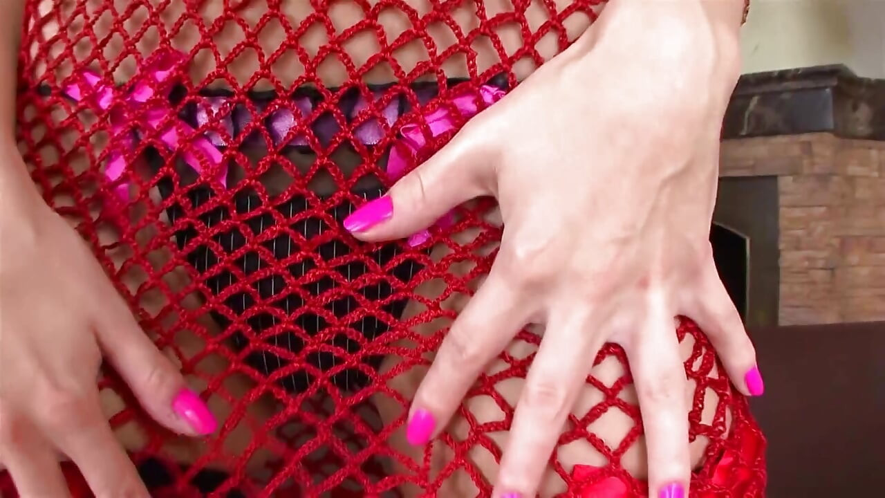 सेक्सी काले फिशनेट पहनी लाल बालों वाली कमसिन के दोनों छेद भरे जाते हैं