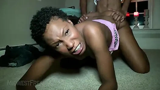 Memek sempit cewek kulit hitam ini dientot habis-habisan sama kontol raksasa pria kulit hitam
