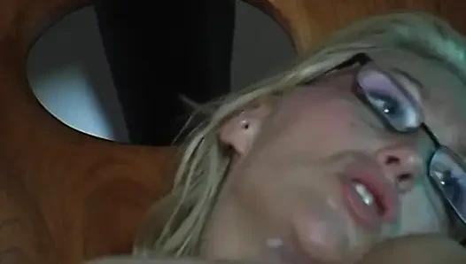 Blonde MILF facesitting und melkt schwanz zu explosivem orgasmus