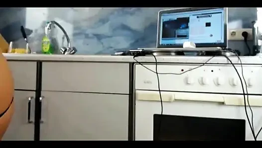 Знойное соблазнение на кухне: Посмотри, как я раскрою мою большую попку в стринге!