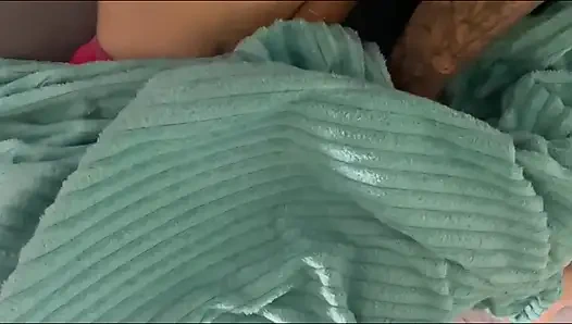 Aku mergokin dia lagi muasin dirinya sendiri: temanku bangunin aku dan aku malah fingering memeknya di balik selimut