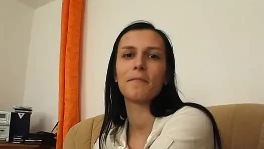 Brünette schönheit masturbiert, bevor sie einen blowjob in pov-action gibt