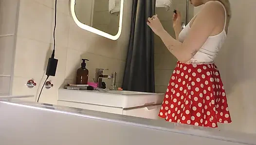 Polkadot mini etekli harika güzel sevimli ve güzel üniversiteli kız dantelli külotunu ve götünü gösteriyor