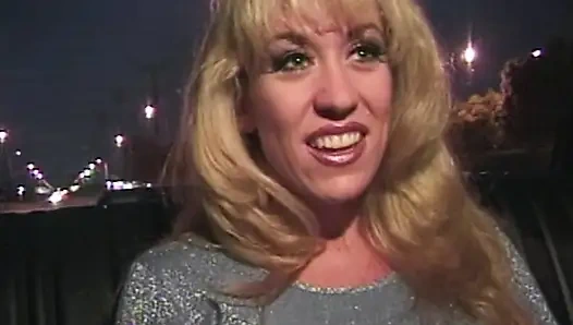 Wilde Taxifahrt mit geiler Blondine