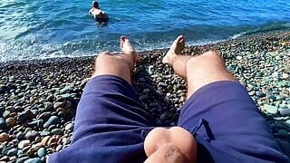 Momak drka kurac na nudističkoj plaži i pridružio mu se prolaznik