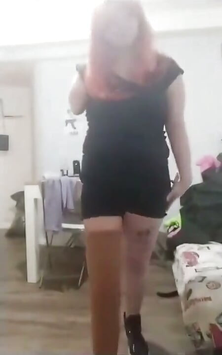Doble amputada entreteniéndose con su belleza