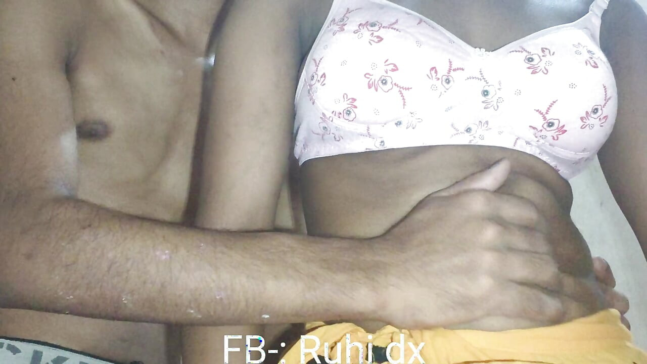 Kapde badalte waqt apni bahen ko dekha aur usne bula ke sex kiya