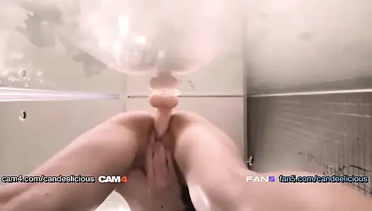 Cewek cantik solo menggali dildo jauh di dalam memeknya masturbasi