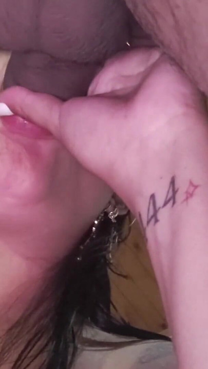 traindo a esposa chupando e fodendo ao ar livre, em seguida, é fodida duro e cru depois de anal | Clipe 2