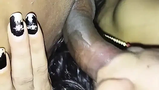 Hintli kız üvey kız kardeşim hızlı bir şekilde sikimi derinden emiyor