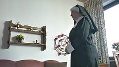 Une nonne à forte poitrine prend une grosse bite