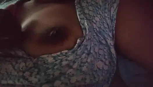 Wanita Sri Lanka merayu pasangannya melalui panggilan video sampai orgasme hanya dengan toket besar dan memek basah