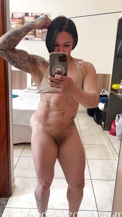 Latina Mięśni kobieta zgina biceps