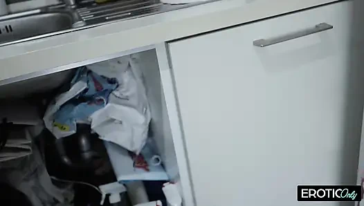 Водопроводчик дергает своим членом в сторону клиента