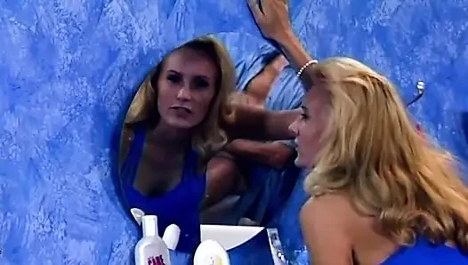 Blondine lutscht schwanz und nimmt es dann tief