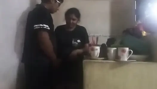 Pembantuku ngentot di dapur (istriku baru ketemu sama kami)