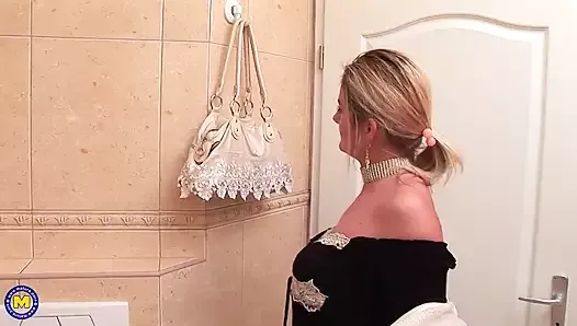 Une salope mature sexy se fait baiser dans les toilettes