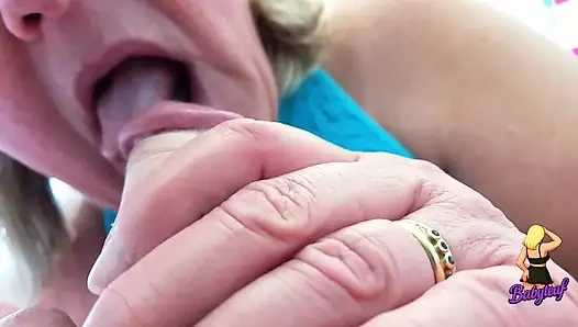 MILF жена сосёт член и пробует сперму