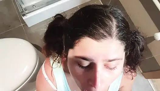 Dumme stieftochter putzt ihre zähne mit sperma, stiefvater betrogen sie