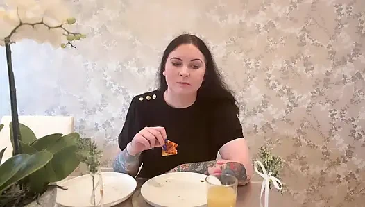 Miss ffw lagi asik makan pizza keju dan doughball
