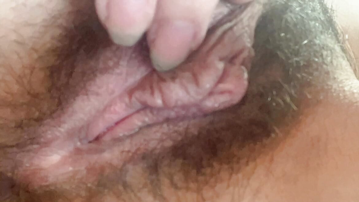 작은 후장 털이 무성한 보지 입술을 묶어
