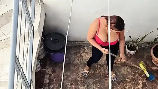 Die Putzfrau ist traurig, weil ihr Ehemann für die uns gegangen ist; Ihr chef bläst ihren tag.