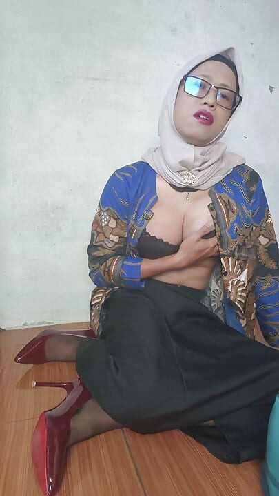 Busty Hijab Trans Dildoing Her Anus and Masturbates