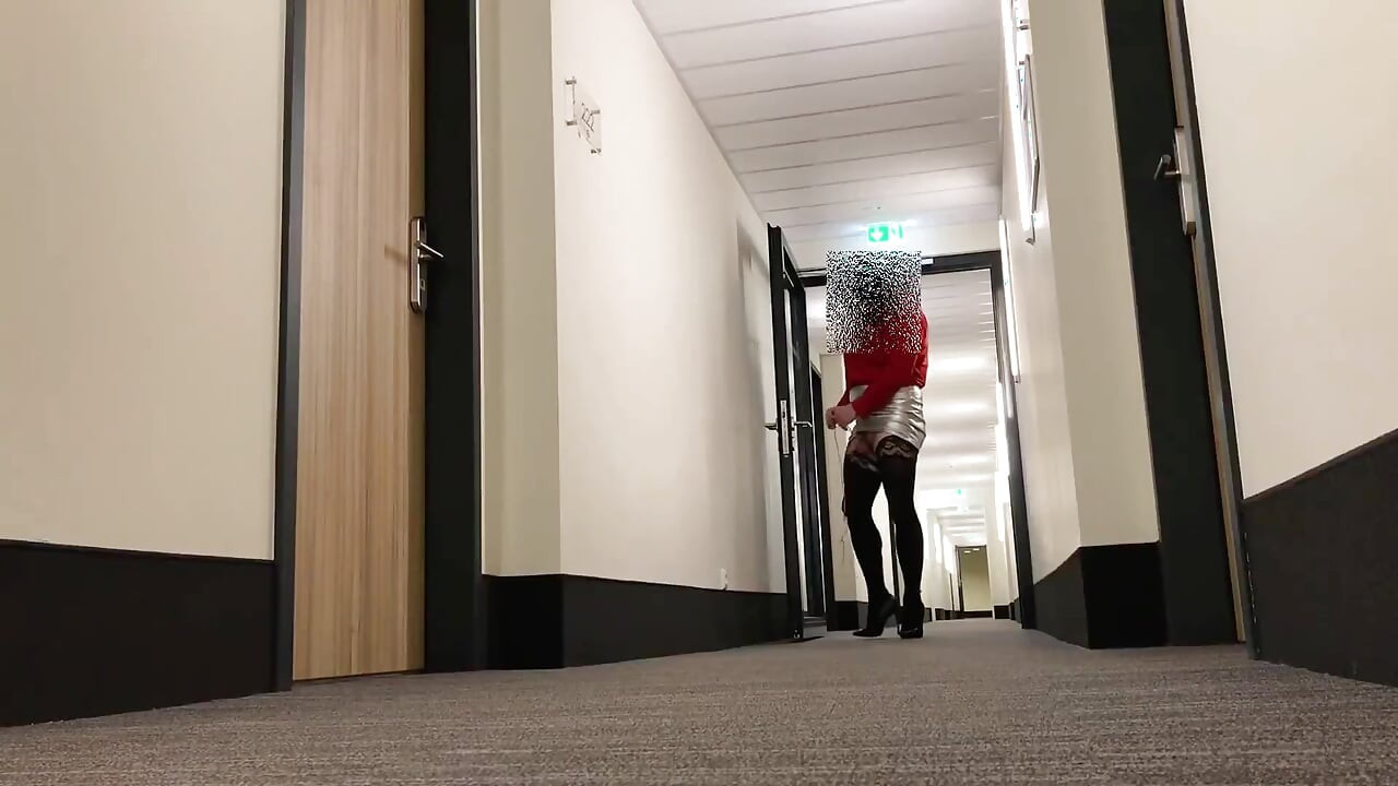 变装者在酒店走廊暴露