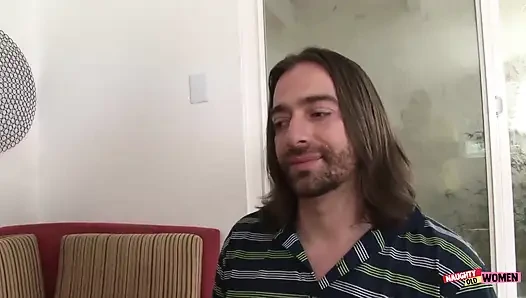 Memek ibu rumah tangga yang putus asa dientot sama dua pria kulit hitam di depan suaminya