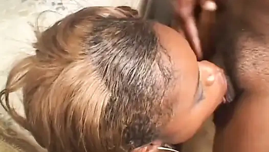 Sexy schwarze mollige doppelt penetriert in den arsch gefickt, zu dritt