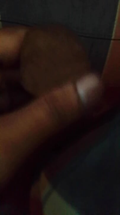 Egy fiú egyedül élvezi az éjszakai időt