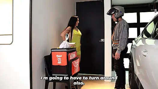 Tante seksi dengan pantat bahenol ini tau banget caranya ngasih tip sama kurir seksnya - jean paul & sarah black