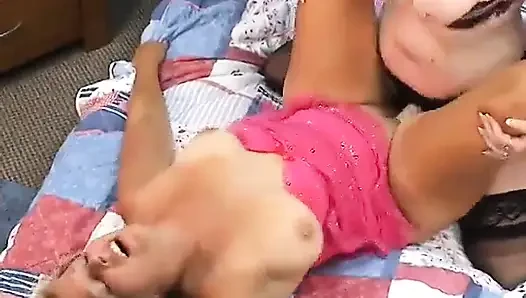 Lesbian gemuk dengan pakaian dalam lagi asik ngentot liar di ranjang