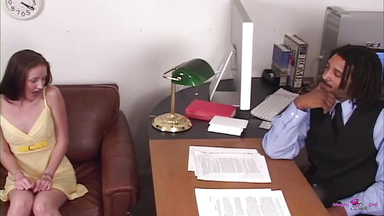 Hailey Young jede svoju pičku od strane njenih terapeuta i ona intenzivno jebe njegov VELIKI CRNI KURAC.