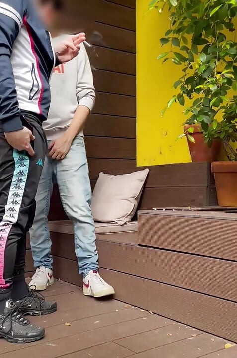 2 dečka pokušavaju u čašu
