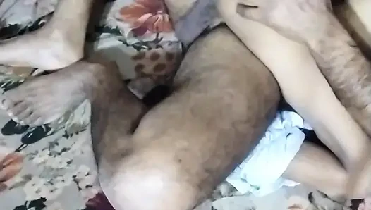 Güzel liseli kız güzel erkek arkadaşıyla ilk kez seks yapıyor