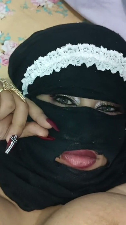 Egipteanca Sharmota se joacă și suge pula în timp ce bea lapte și fute pizda, sex arab egiptean | Clip 1