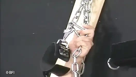 Maskierte dom hat spaß mit seinen versauten subs