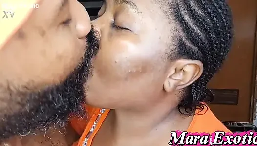 Ateşli model Mara Exotic ıslak sakso çekiyor ve büyük zenci yarağını domaltarak sikiyor