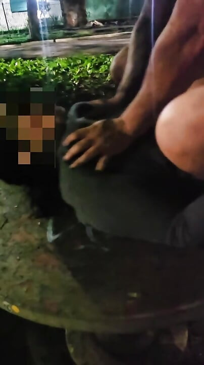 Znalazłem mężczyznę na placu publicznym, przeleciał mnie przy rogaczu