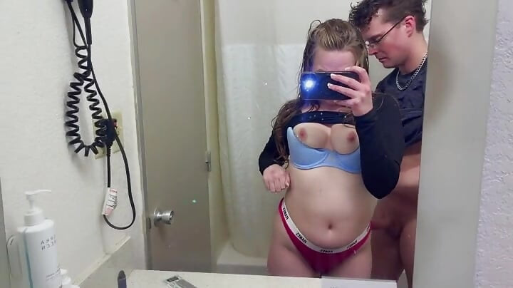 BÅDA BLEV KÅTA I VÄNNERNAS HUS OCH VAR TVUNGNA ATT SMYGA IN I BADRUMMET